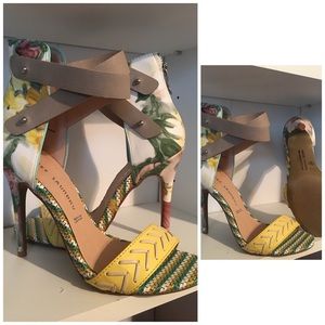 “Levita” Chinese Laundry